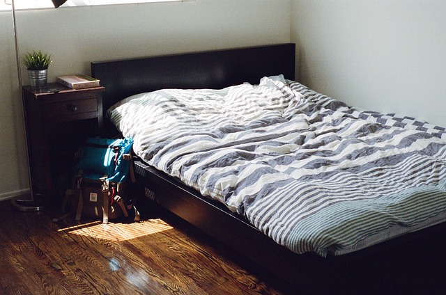 Projekt sypialni –  łóżko podwójne – białe łóżko do sypialni.